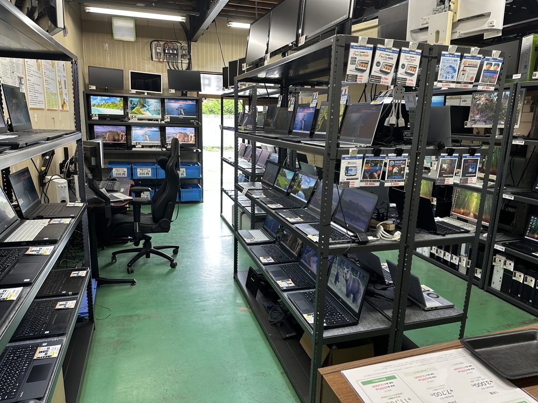 ノートPCが並ぶ店内棚