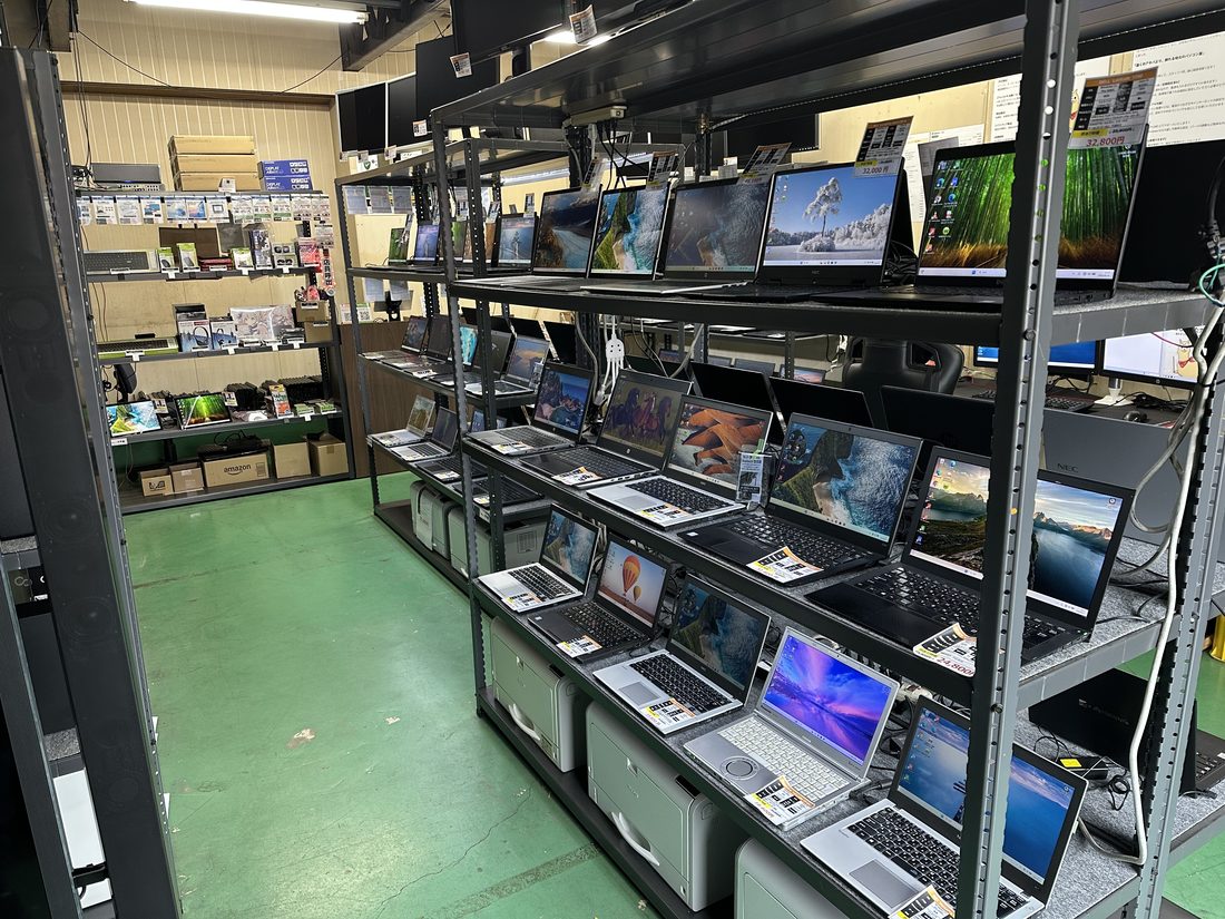 相談スペースと展示PCが見える店内