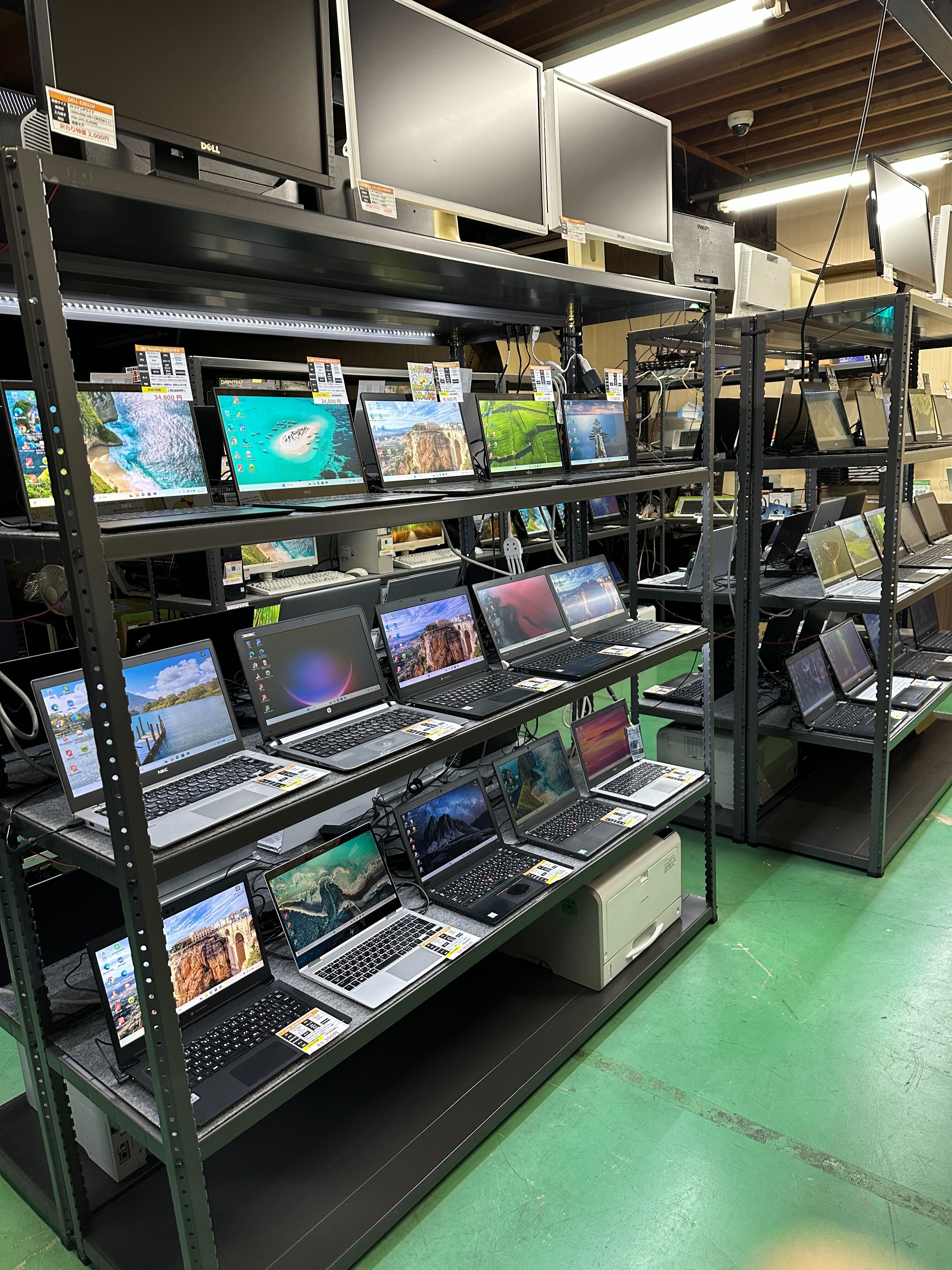 アルパカPC店内・実機の並ぶノートPCコーナー