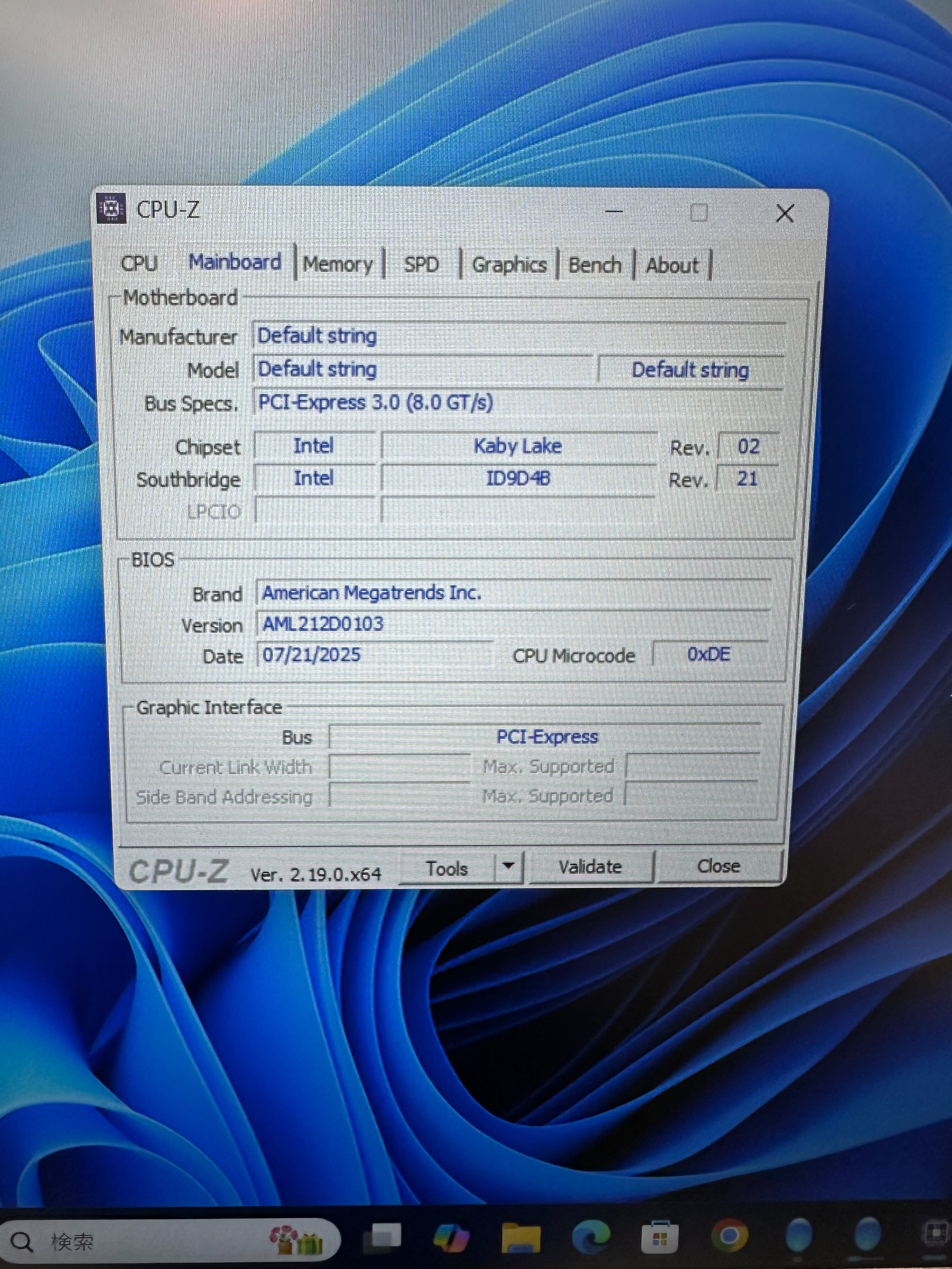 CPU-ZのMainboard画面。Manufacturer・Modelが「Default string」。