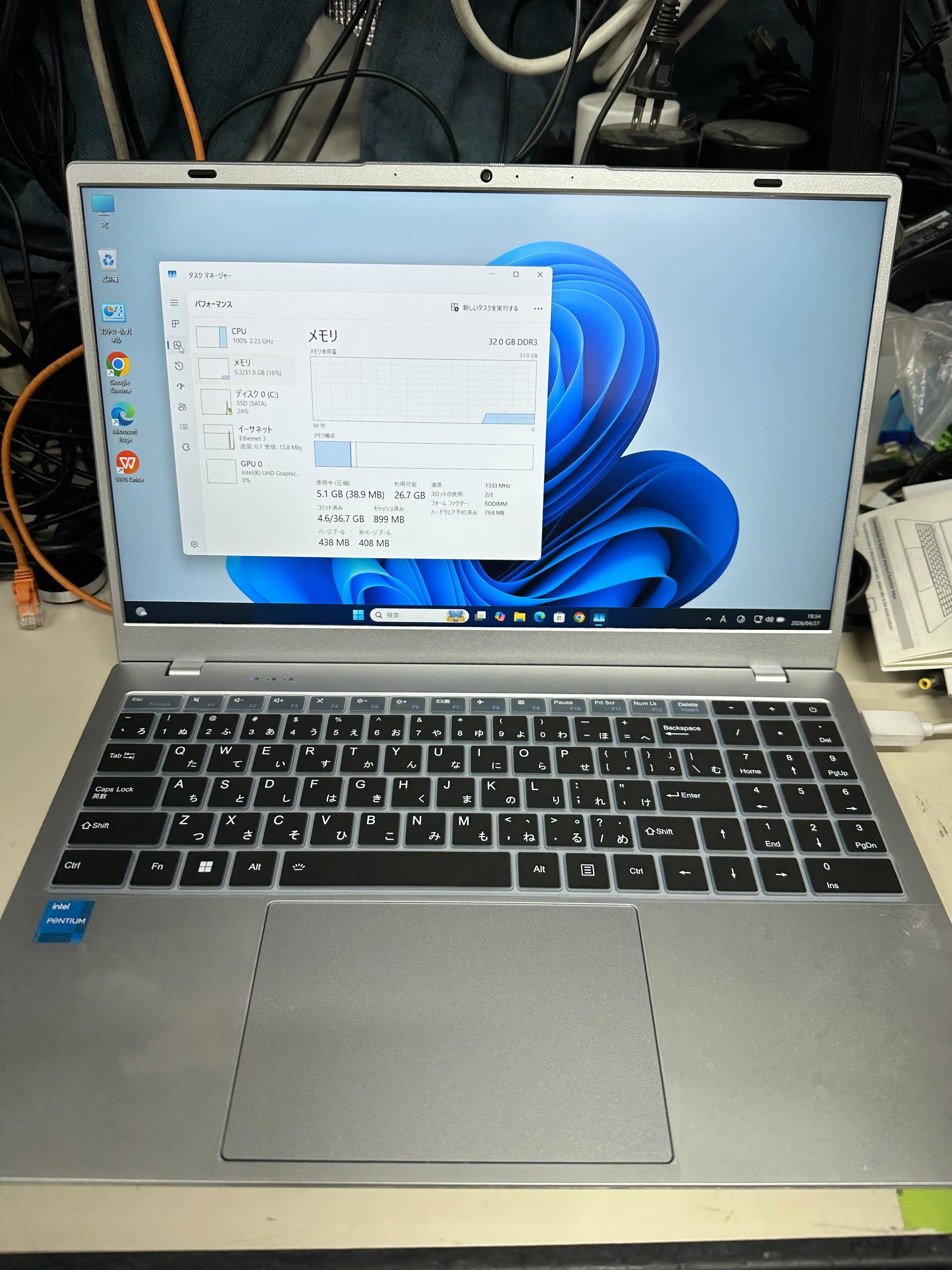 ノートPC本体とキーボード全景。メインキーは黒地に白抜きの日本語シリコンカバー、最上段は透明シリコンで本体の英語キーが透けて見える。